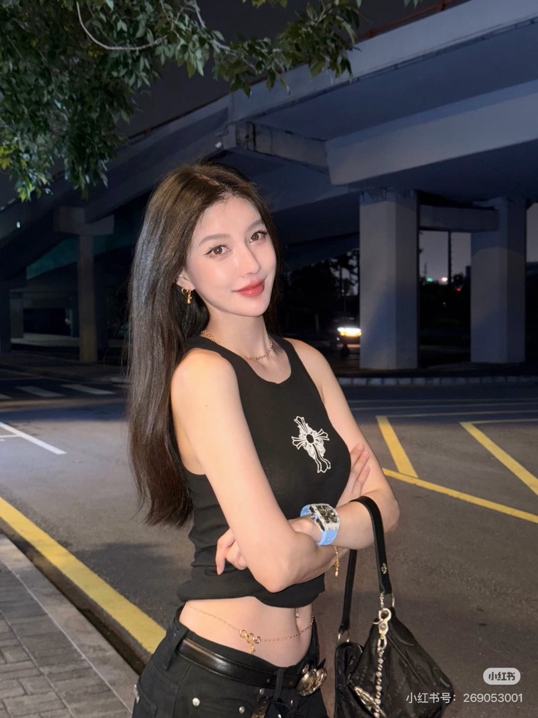 체스트 크로스 프린트 탱크탑
