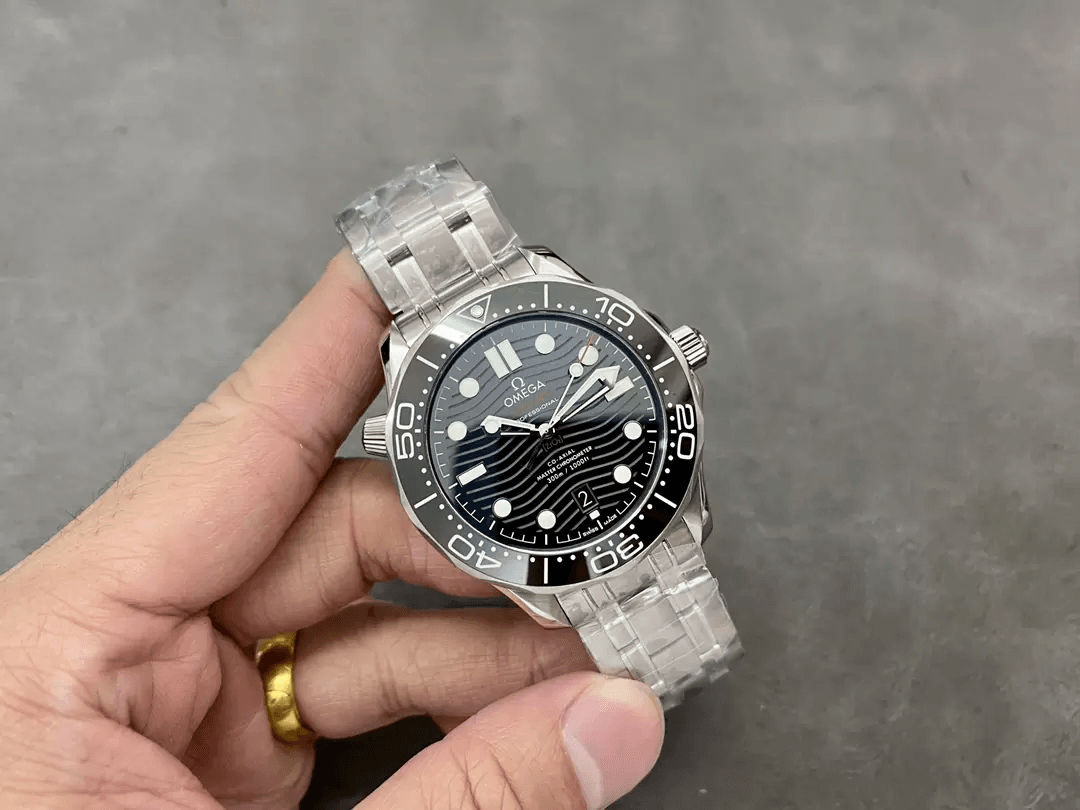 씨마스터 300 블랙 /VS 210.30.42.20.01.001/42mm /VS 자체 제작 8800 올인원 무브먼트