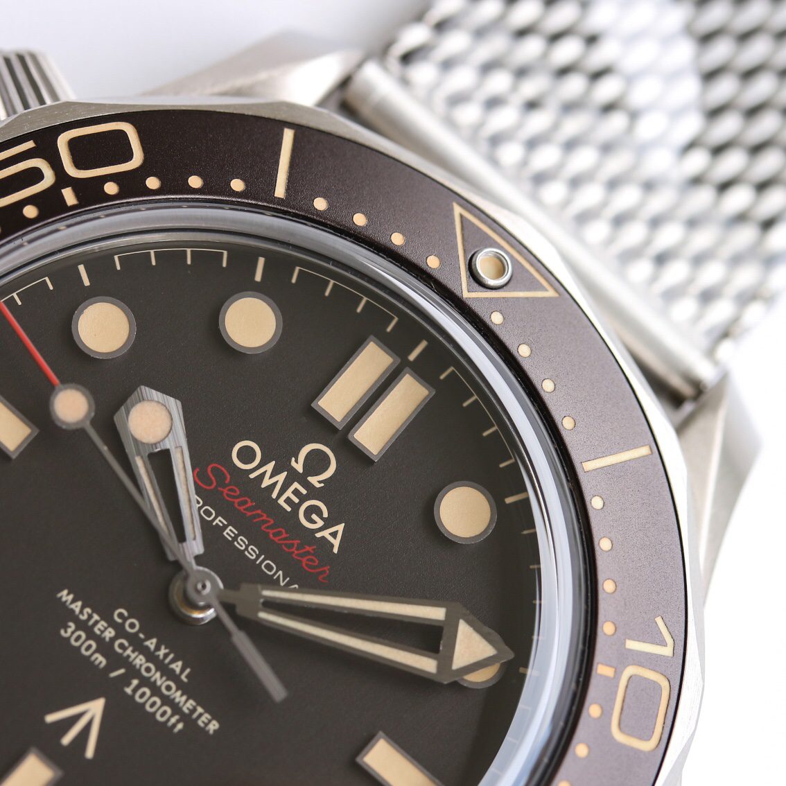 씨마스터 300M 제임스 본드 007 에디션 / OR 210.90.42.20.01.001 / 42mm / cal.8806 무브먼트 , 티타늄케이스