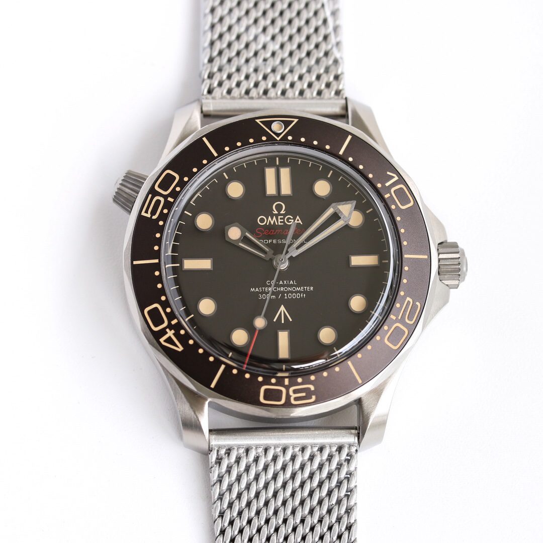 씨마스터 300M 제임스 본드 007 에디션 / OR 210.90.42.20.01.001 / 42mm / cal.8806 무브먼트 , 티타늄케이스