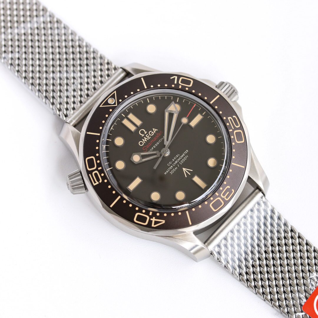 씨마스터 300M 제임스 본드 007 에디션 / OR 210.90.42.20.01.001 / 42mm / cal.8806 무브먼트 , 티타늄케이스