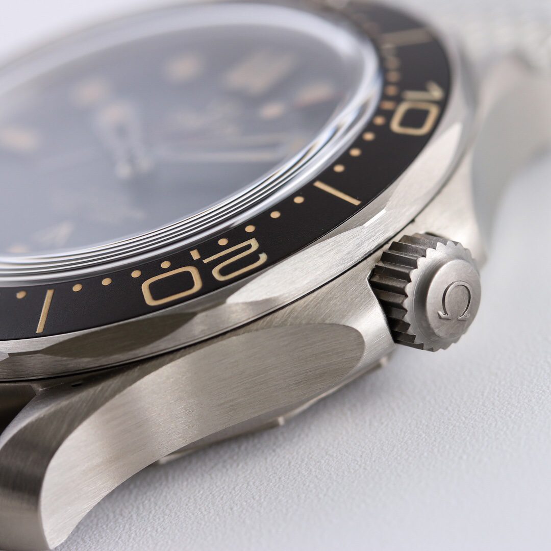 씨마스터 300M 제임스 본드 007 에디션 / OR 210.90.42.20.01.001 / 42mm / cal.8806 무브먼트 , 티타늄케이스