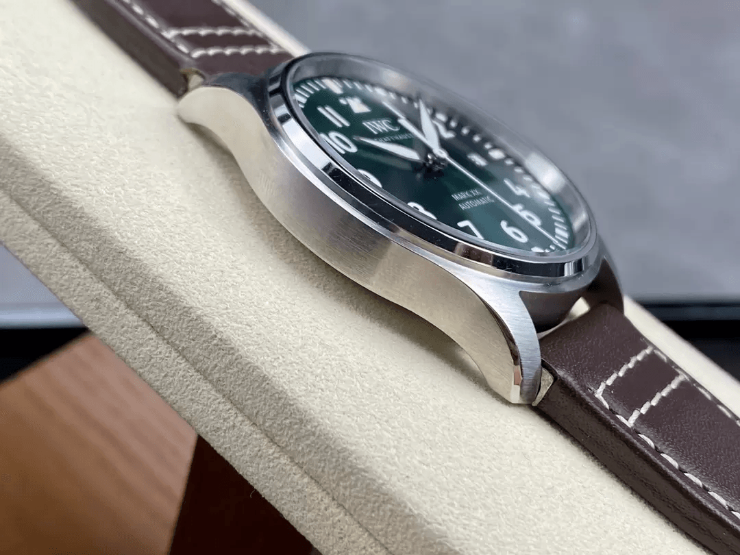 파일럿 워치 오토매틱 마크20 브라운 가죽 스트랩 / M+ IW328205 / 40mm / 크기 40mm 두께 10.8mm, Cal.9015 무브