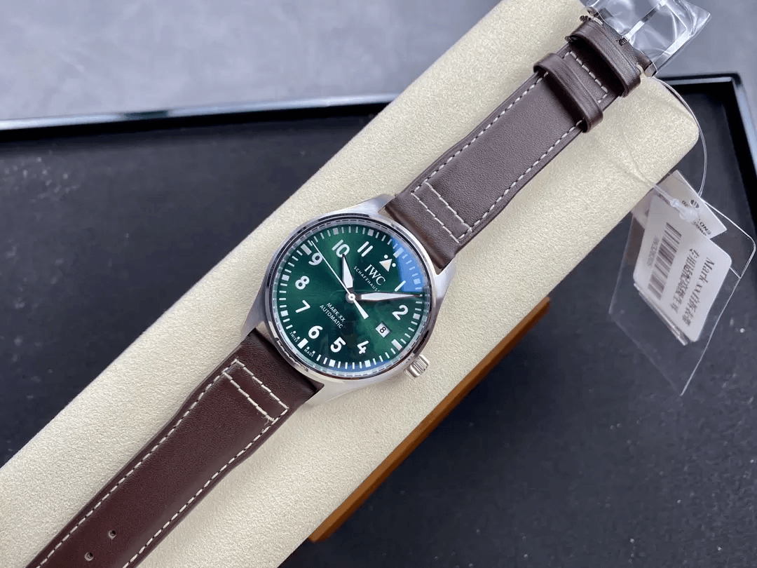 파일럿 워치 오토매틱 마크20 브라운 가죽 스트랩 / M+ IW328205 / 40mm / 크기 40mm 두께 10.8mm, Cal.9015 무브