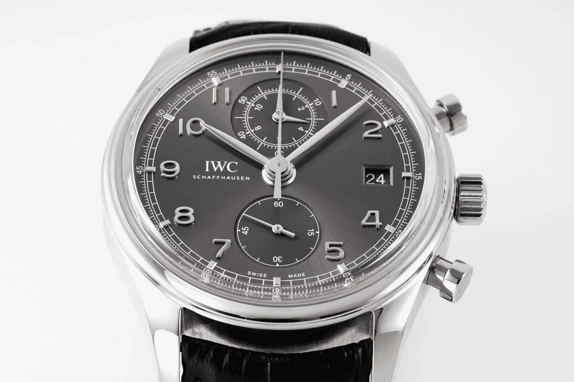 포르투기저 다빈치 크로노그래프 클래식 블랙 다이얼 레더 스트랩 / APS IW390404 / 44mm / Cal.89361 크로노그래프 기계식 무브먼트, 두께 16.5mm