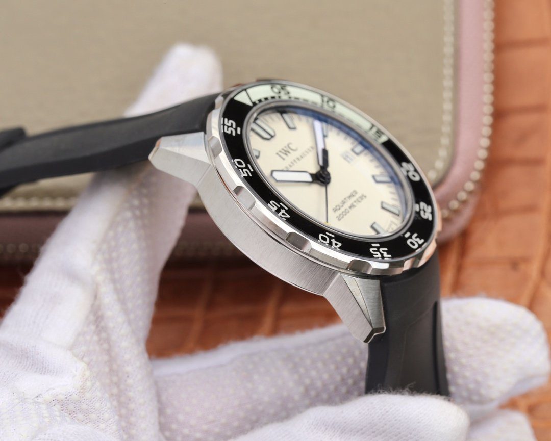 아쿠아타이머 스틸 화이트 다이얼 러버 스트랩 / IWS IW356811 / 44mm / 크기 44mm Cal.2892 무브