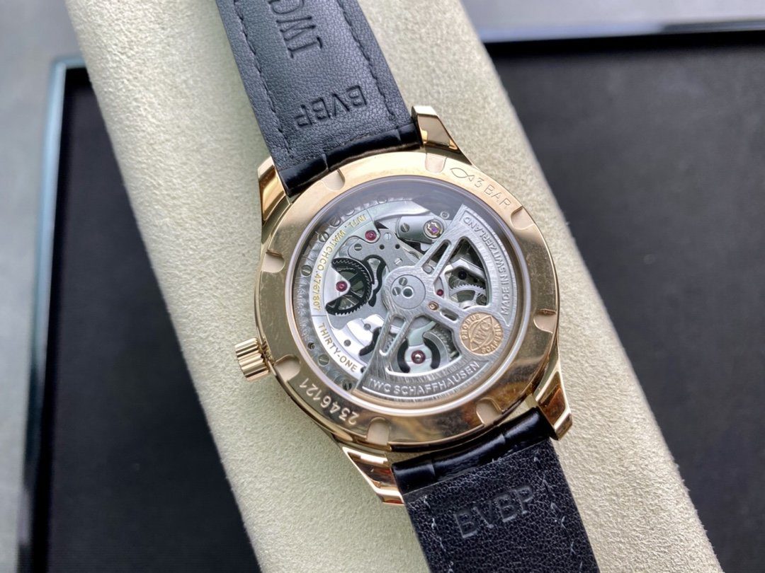 포르투기저 크로노그래프 로즈골드 화이트 다이얼 레더 스트랩 / YL IW358306 / 40mm / 크기 40mm Cal.82200 무브