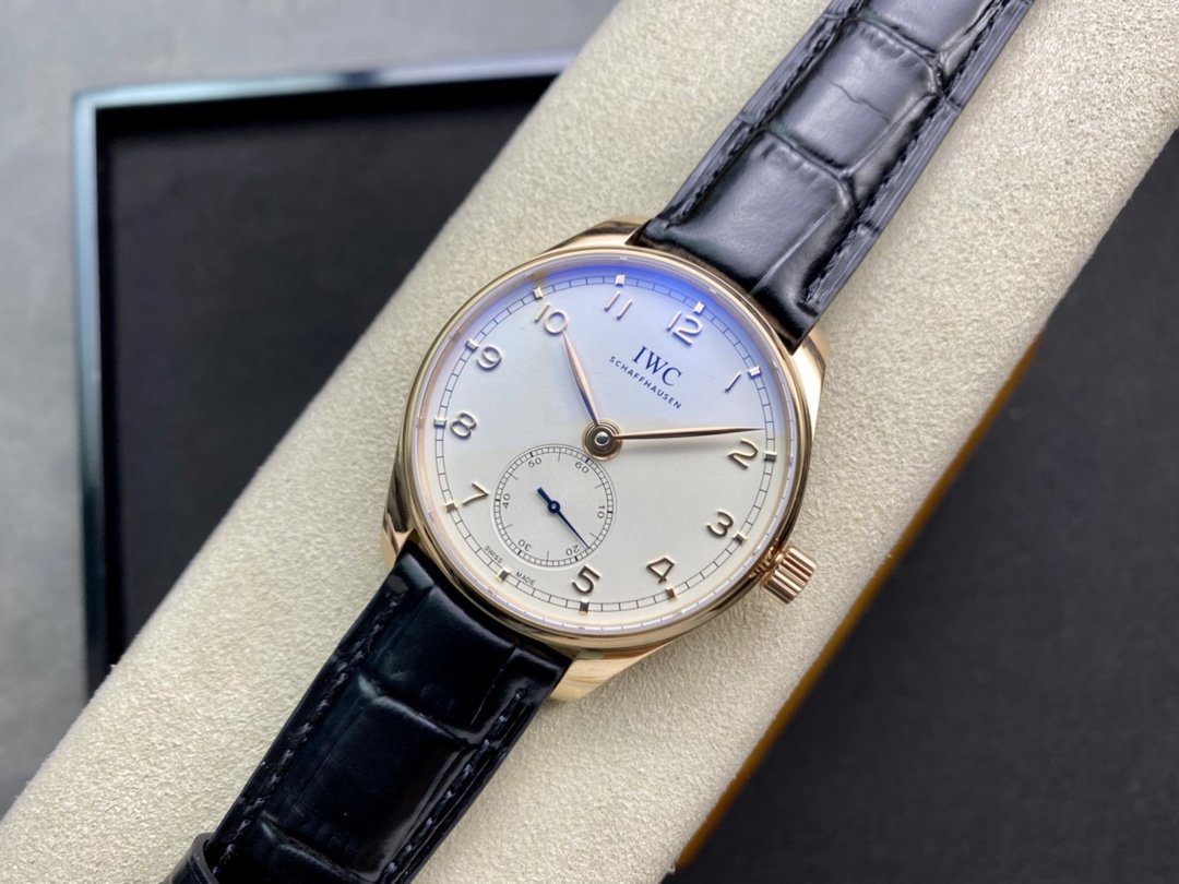 포르투기저 크로노그래프 로즈골드 화이트 다이얼 레더 스트랩 / YL IW358306 / 40mm / 크기 40mm Cal.82200 무브