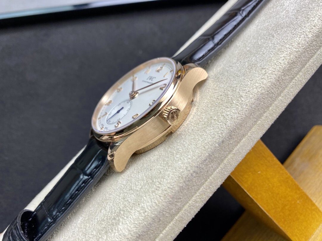 포르투기저 크로노그래프 로즈골드 화이트 다이얼 레더 스트랩 / YL IW358306 / 40mm / 크기 40mm Cal.82200 무브