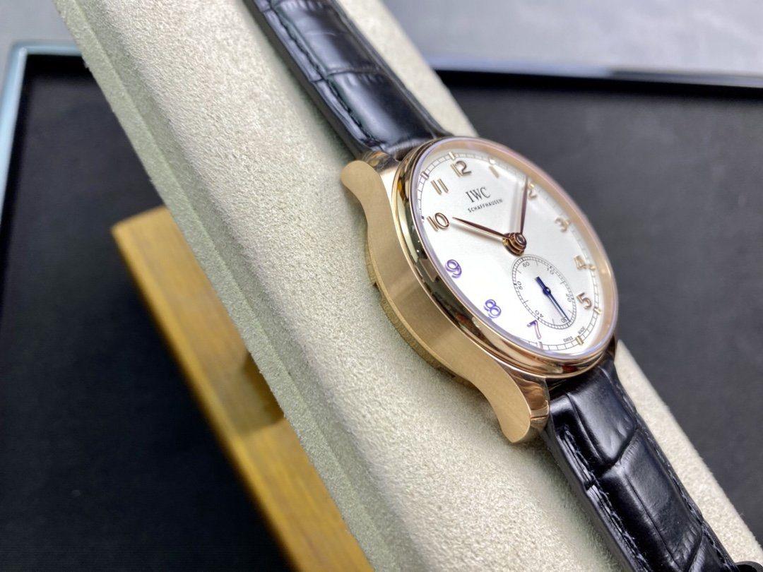 포르투기저 크로노그래프 로즈골드 화이트 다이얼 레더 스트랩 / YL IW358306 / 40mm / 크기 40mm Cal.82200 무브