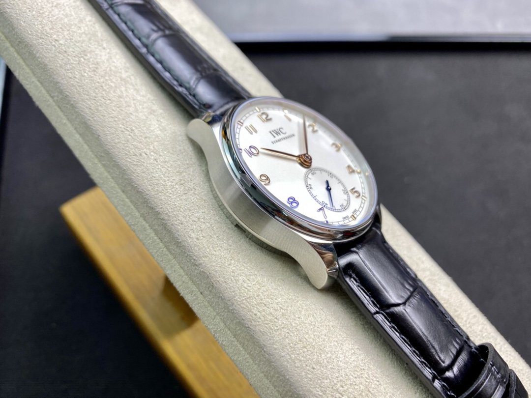 포르투기저 크로노그래프 실버 화이트 다이얼 레더 스트랩 / YL IW358303 / 40mm / 크기 40mm Cal.82200 무브