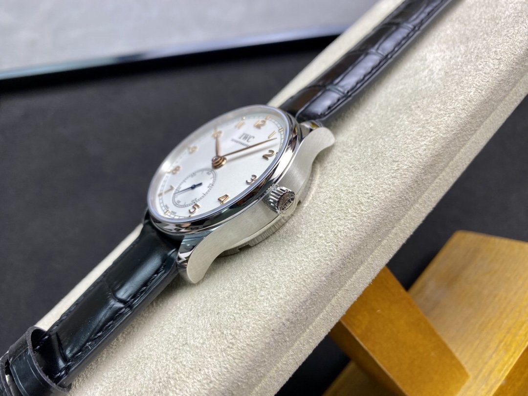 포르투기저 크로노그래프 실버 화이트 다이얼 레더 스트랩 / YL IW358303 / 40mm / 크기 40mm Cal.82200 무브