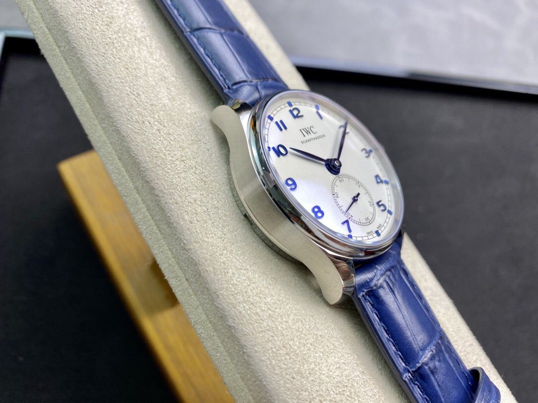 포르투기저 크로노그래프 실버 화이트/블루 다이얼 레더 스트랩 / YL IW358304 / 40mm / 크기 40mm Cal.82200 무브