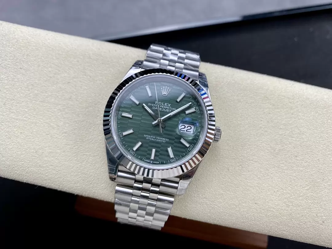 데이저스트 그린 텍스처 다이얼 바인덱스 SS 쥬빌레 / CLEAN 126334 / 41mm / 3235 무브먼트, 11.8mm 두께