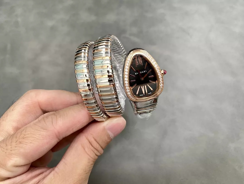 세르펜티 투보가스 로즈골드 다이아 베젤 블랙 다이얼 / BV 102680 / 35mm / 스위스 ETA 쿼츠 무브먼트, 35mm