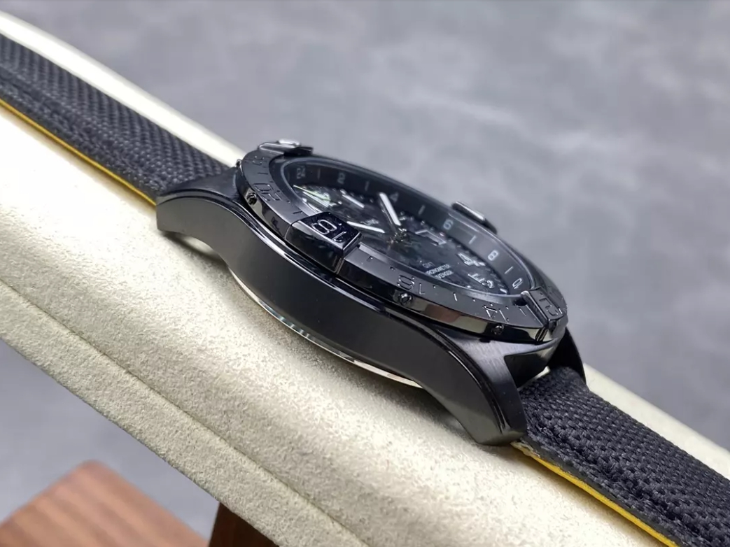 어벤저 오토매틱 GMT 베스트 에디션 블렉 데일 다이얼 나일론 스트랩 / BLS / 44mm / 아시아 2836 자동 무브먼트