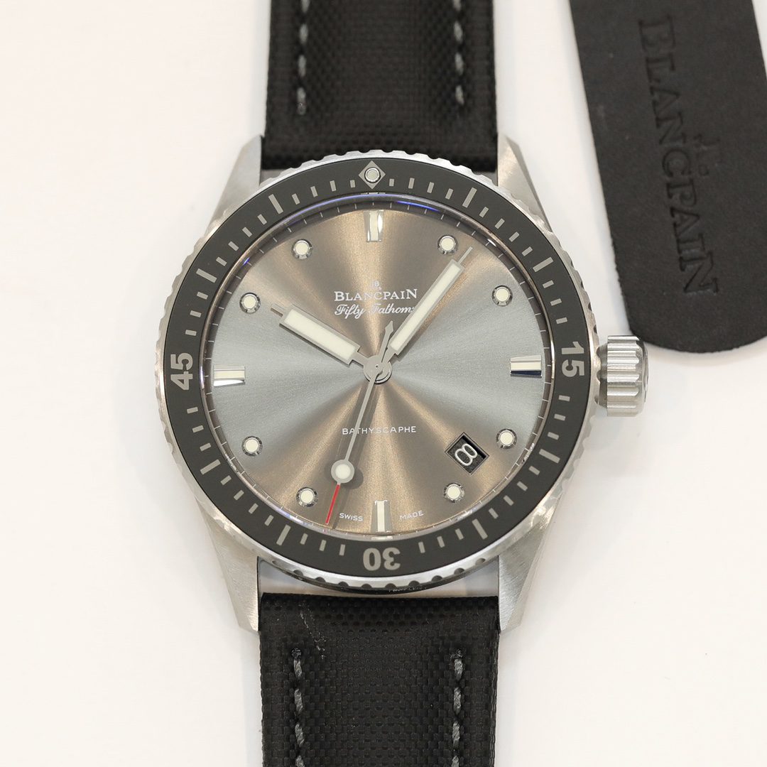 피프티 패덤즈 스틸 새틴 프로스티드 / GF 5100B-1110-B52A / 43mm / 맞춤형 Cal.1315 기계식 무브먼트