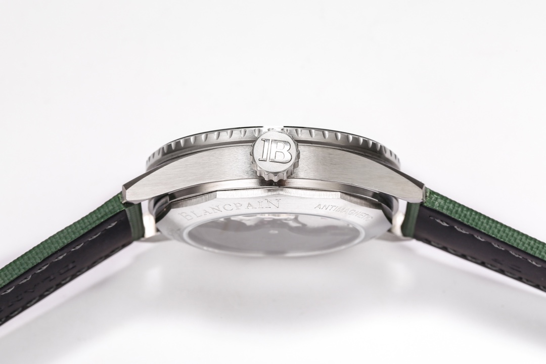피프티 패덤즈 스틸 오로라 그린 한정판 / GF 5000-1153-H52A / 43mm / 맞춤형 Cal.1315 기계식 무브먼트