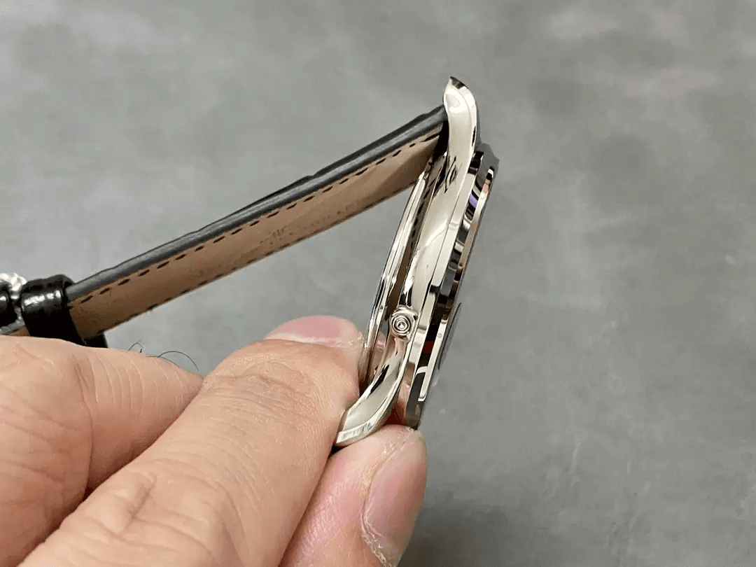 마스터 울트라씬 문페이즈 블랙 다이얼 레더 스트랩 / APS Q1368471 / 39mm / cal.925 통합 무브먼트