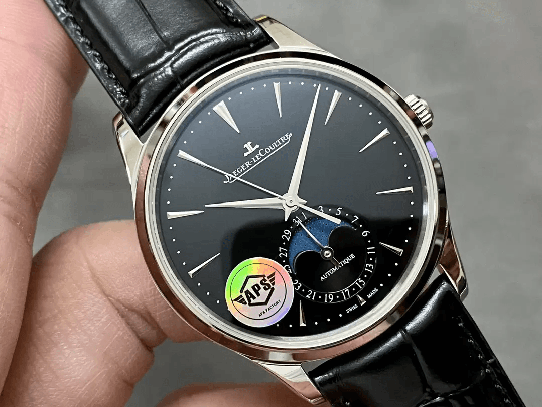 마스터 울트라씬 문페이즈 블랙 다이얼 레더 스트랩 / APS Q1368471 / 39mm / cal.925 통합 무브먼트