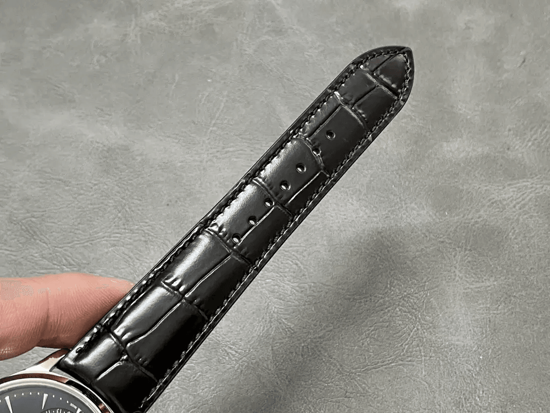 마스터 울트라씬 문페이즈 블랙 다이얼 레더 스트랩 / APS Q1368471 / 39mm / cal.925 통합 무브먼트
