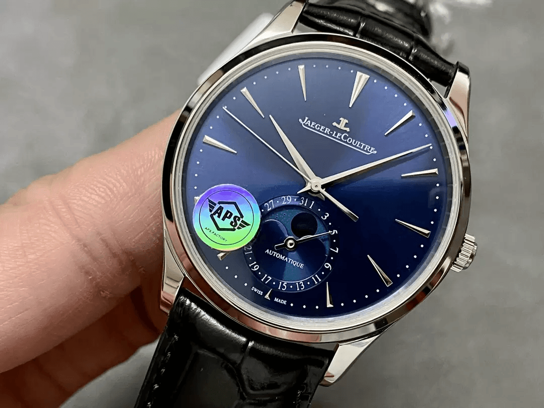 마스터 울트라씬 문페이즈 블루 다이얼 레더 스트랩 / APS Q1368480 / 39mm / cal.925 통합 무브먼트