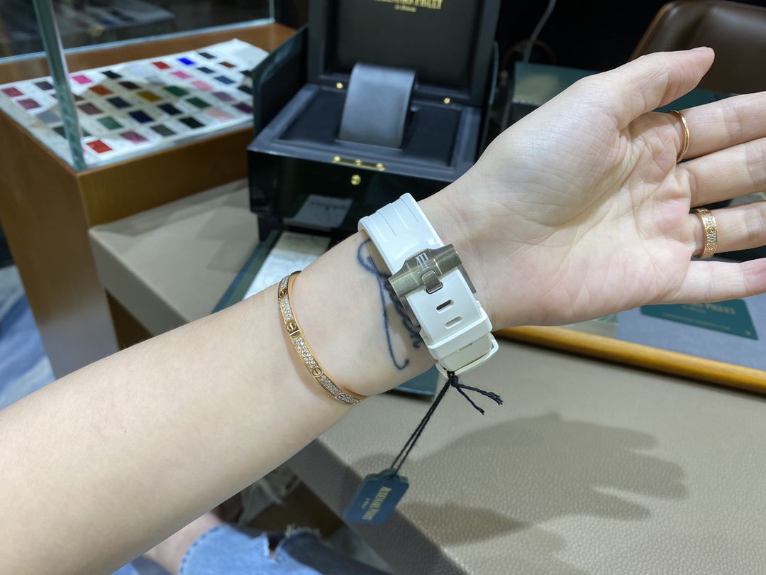 커스텀 로얄오크 화골 금통 다이아베젤 러버밴드 / 57540 / 37mm / 스위스 커츠, 32개 지르콘 세팅(1.02캐럿)