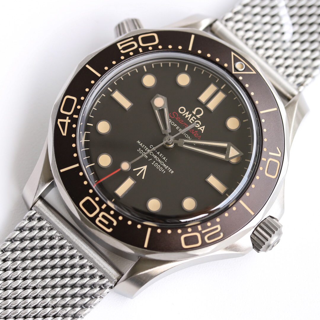 씨마스터 300M 제임스 본드 007 에디션 / OR 210.90.42.20.01.001 / 42mm / cal.8806 무브먼트 , 티타늄케이스