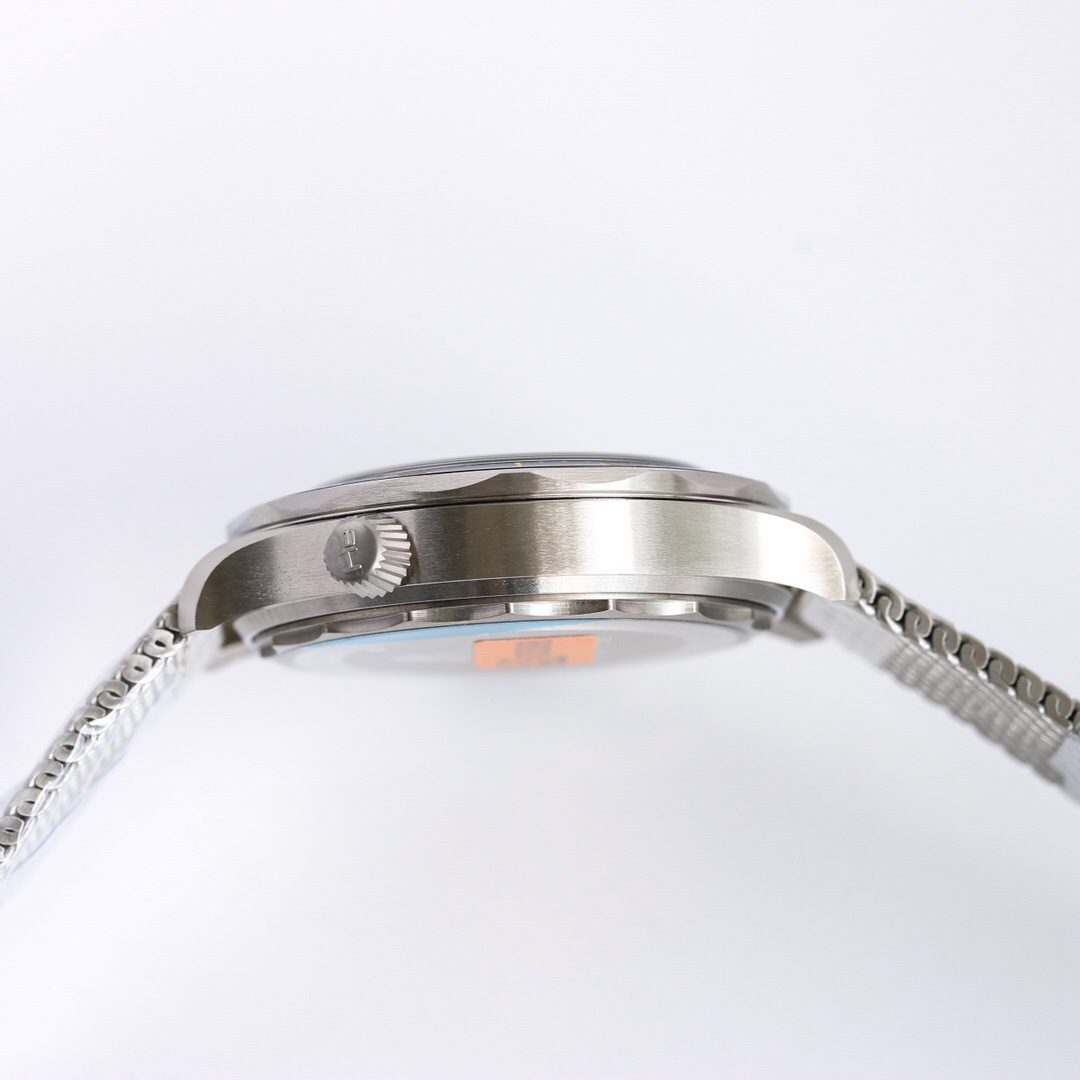 씨마스터 300M 제임스 본드 007 에디션 / OR 210.90.42.20.01.001 / 42mm / cal.8806 무브먼트 , 티타늄케이스