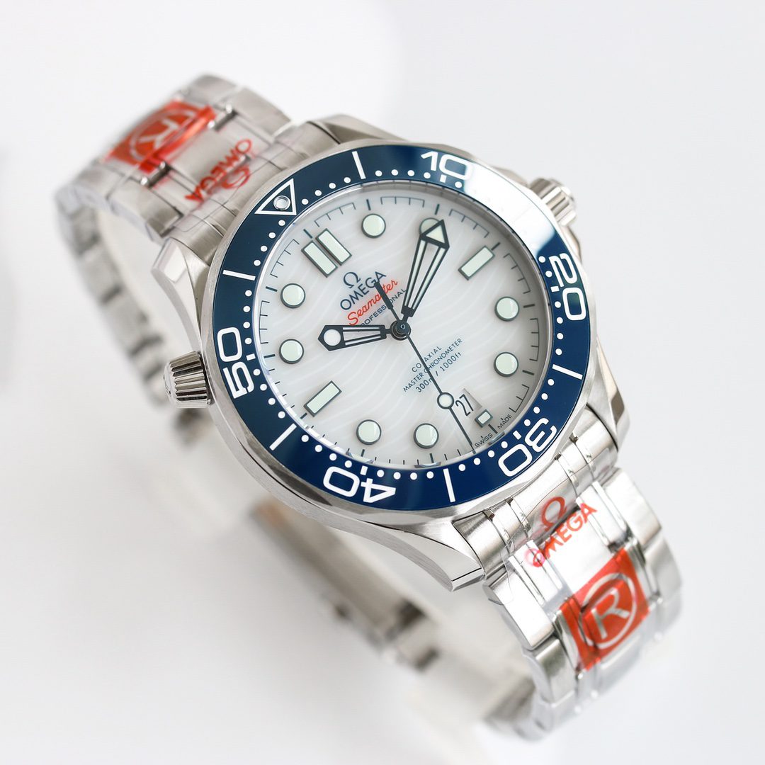 씨마스터 300M 화이트 세라믹 다이얼 / OR 522.30.42.20.04.001 / 42mm / 맞춤형 8800 자동 기계식 통합 무브먼트