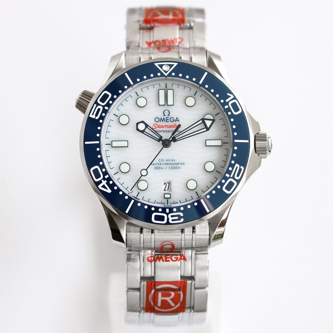 씨마스터 300M 화이트 세라믹 다이얼 / OR 522.30.42.20.04.001 / 42mm / 맞춤형 8800 자동 기계식 통합 무브먼트