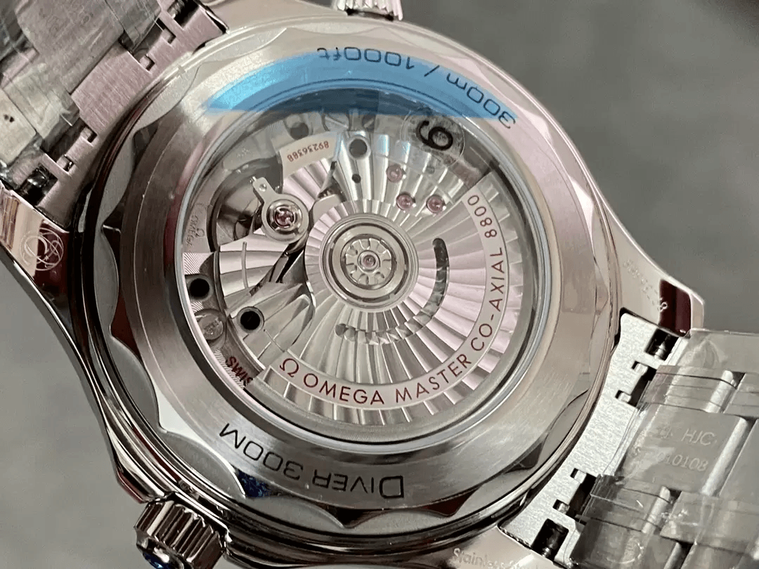 씨마스터 300M 블루 세라믹 다이얼 / VS 210.30.42.20.03.003 / 42mm / VS 자체 제작 cal.8800 올인원 무브먼트