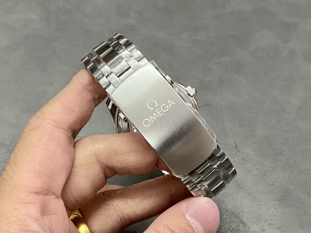 씨마스터 300M 블루 세라믹 다이얼 / VS 210.30.42.20.03.003 / 42mm / VS 자체 제작 cal.8800 올인원 무브먼트