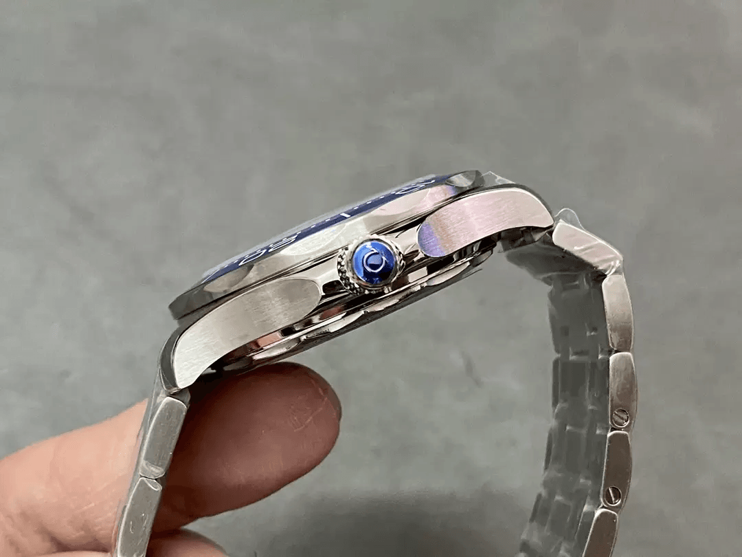 씨마스터 300M 블루 세라믹 다이얼 / VS 210.30.42.20.03.003 / 42mm / VS 자체 제작 cal.8800 올인원 무브먼트