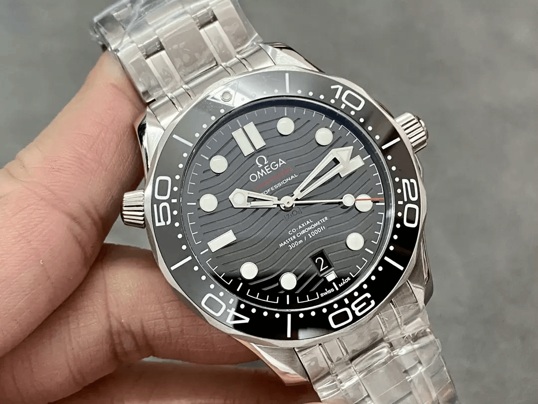 씨마스터 300 블랙 /VS 210.30.42.20.01.001/42mm /VS 자체 제작 8800 올인원 무브먼트