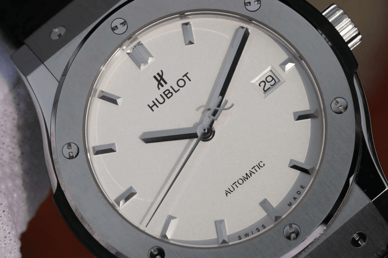 클래식 퓨전 티타늄 화이트 다이얼 러버 스트랩 / JJ 542.NX.2611.LR / 42mm / 맞춤형 HUB 11 자동 기계식 무브먼트