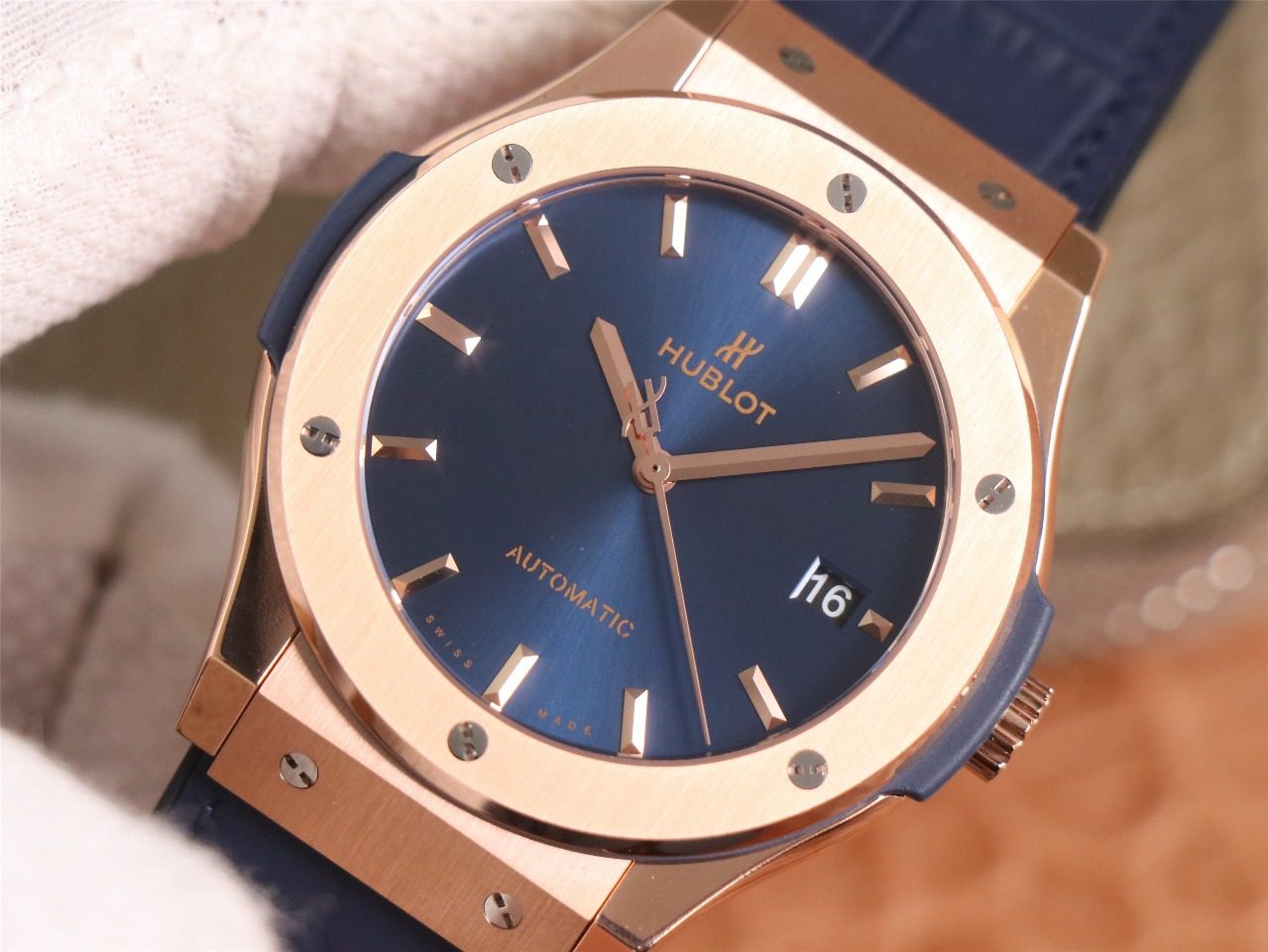 클래식 퓨전 로즈골드 블루 다이얼 러버 스트랩 / WWF 511.OX.7180.LR / 45mm / 맞춤형 HUB 11 자동 기계식 무브먼트