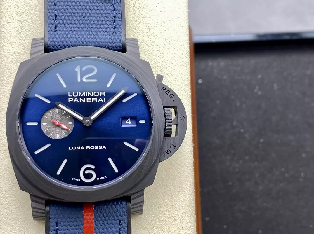 마리나 루나로사 블루 다이얼 카본 케이스 / VS PAM01529 / 42mm / P9010 무브먼트