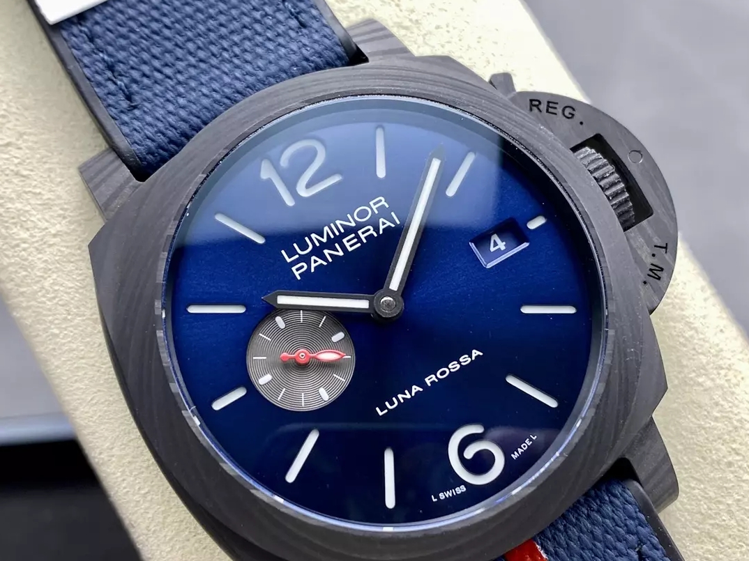 마리나 루나로사 블루 다이얼 카본 케이스 / VS PAM01529 / 42mm / P9010 무브먼트