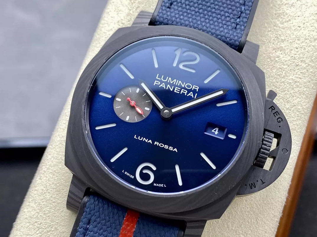 마리나 루나로사 블루 다이얼 카본 케이스 / VS PAM01529 / 42mm / P9010 무브먼트