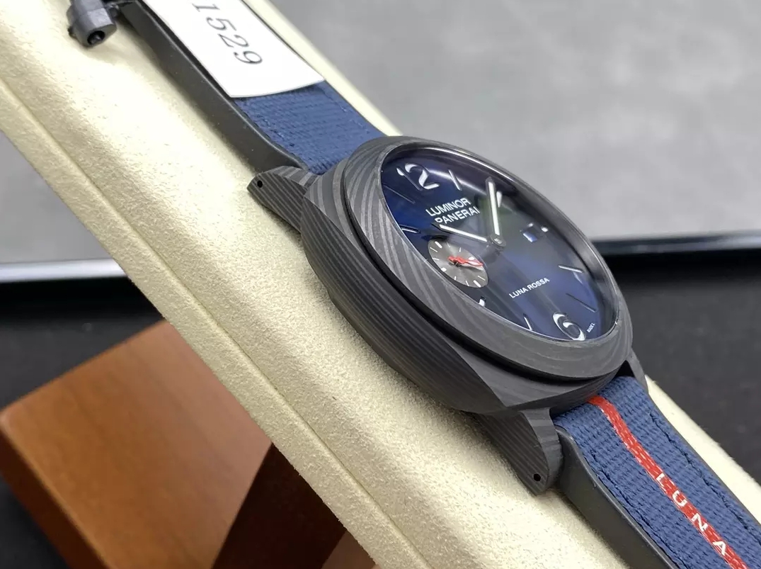 마리나 루나로사 블루 다이얼 카본 케이스 / VS PAM01529 / 42mm / P9010 무브먼트