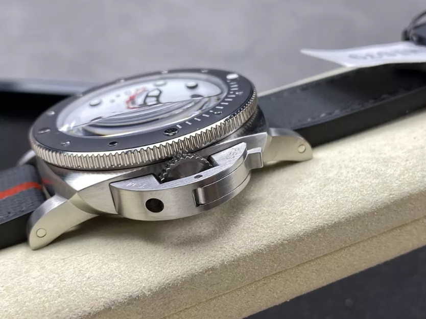섭머저블 루나로사 화이트 다이얼 / VS PAM1579 / 42mm / P900 무브먼트