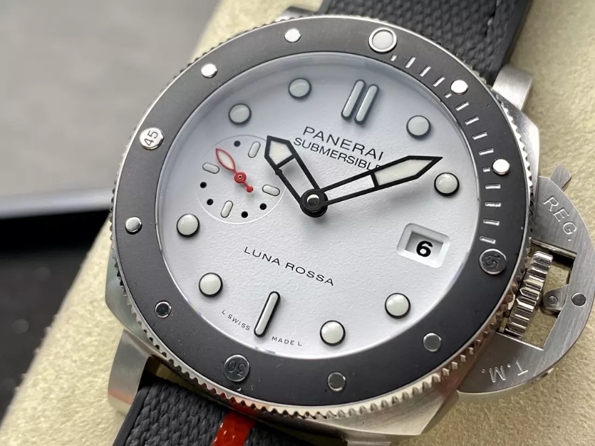 섭머저블 루나로사 화이트 다이얼 / VS PAM1579 / 42mm / P900 무브먼트