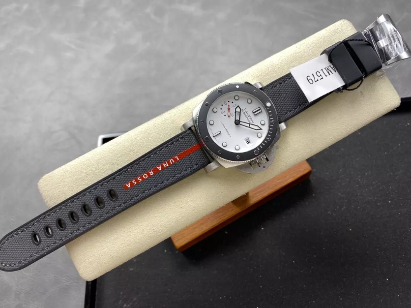 섭머저블 루나로사 화이트 다이얼 / VS PAM1579 / 42mm / P900 무브먼트