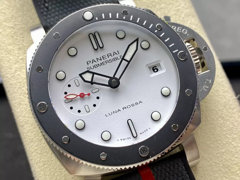 섭머저블 루나로사 화이트 다이얼 / VS PAM1579 / 42mm / P900 무브먼트