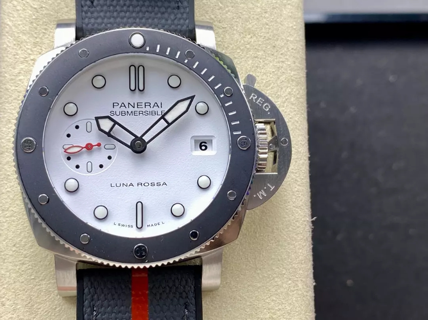 섭머저블 루나로사 화이트 다이얼 / VS PAM1579 / 42mm / P900 무브먼트