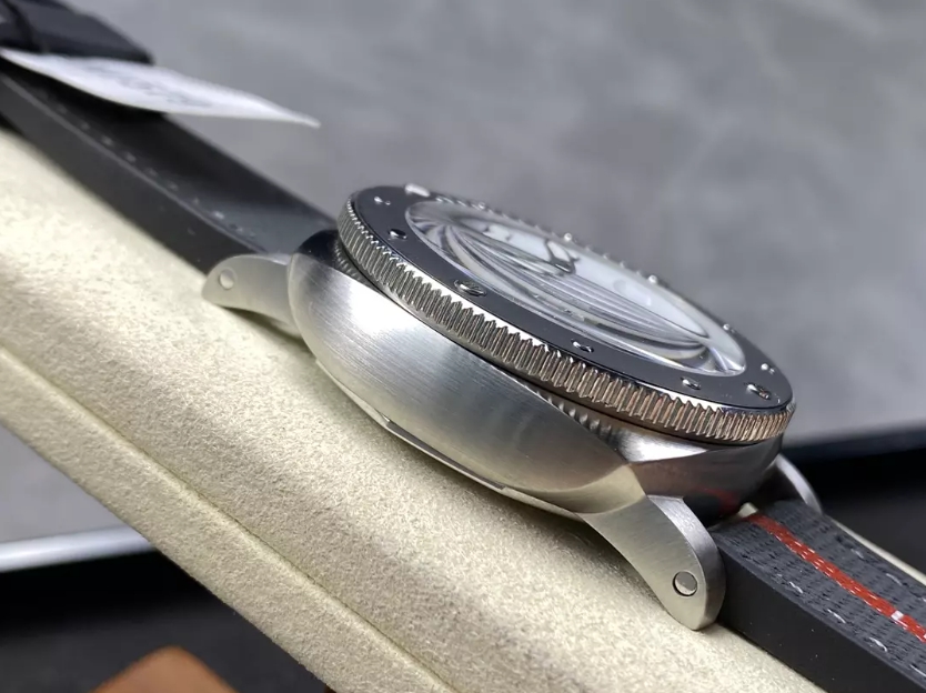 섭머저블 루나로사 화이트 다이얼 / VS PAM1579 / 42mm / P900 무브먼트