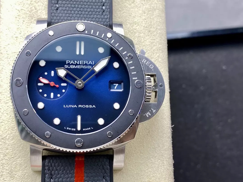 섭머저블 루나로사 블루 다이얼 / VS PAM1565 / 42mm / P900 무브먼트