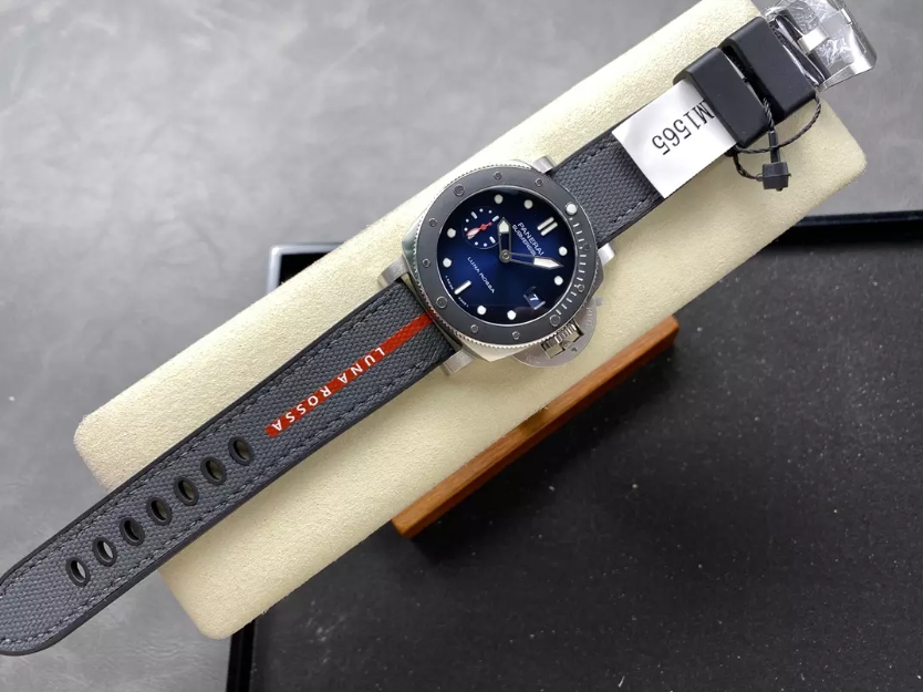 섭머저블 루나로사 블루 다이얼 / VS PAM1565 / 42mm / P900 무브먼트