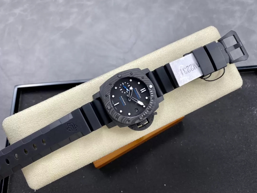 섭머저블 블랙 다이얼 / VS PAM02231 / 42mm / P.900 자동 기계식 무브먼트